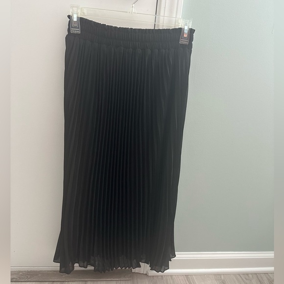 BLACK PLEATED MIDI SKIRT - Picture 4 of 4